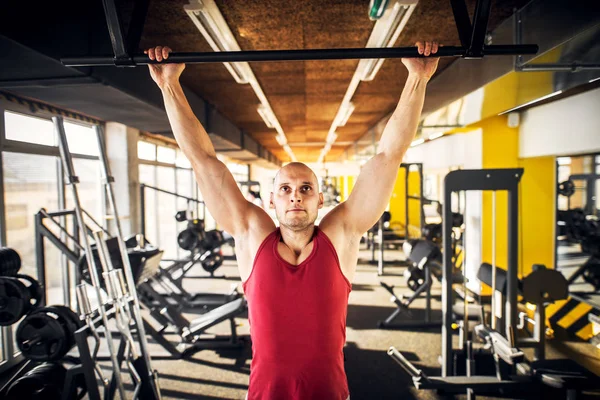 Forte Muscular Careca Homem Segurando Bar Ginásio — Fotografia de Stock