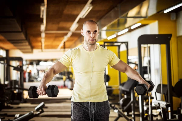 Stark Muskulös Man Tränar Med Hantlar Gymmet — Stockfoto