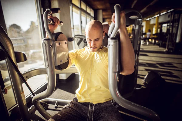 체육관에서 기계에 운동을 대머리 남자의 초상화 — 스톡 사진