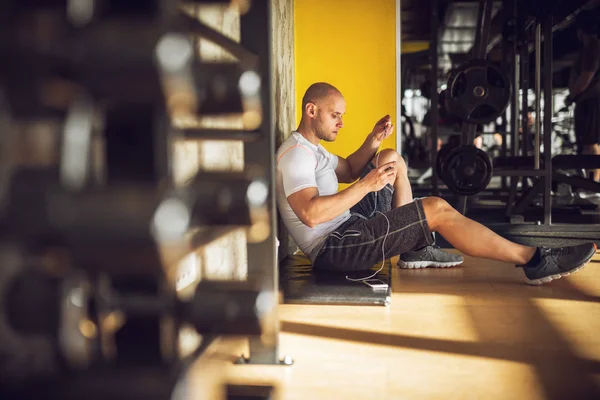 Stark Muskulös Skallig Ung Man Lutar Sig Mot Väggen Gymmet — Stockfoto