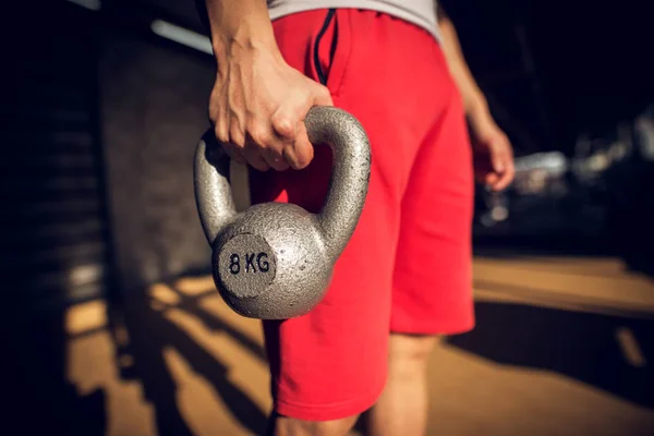 Retrato Recortado Homem Desportivo Segurando Kettlebell 8Kg Garagem Ensolarada — Fotografia de Stock