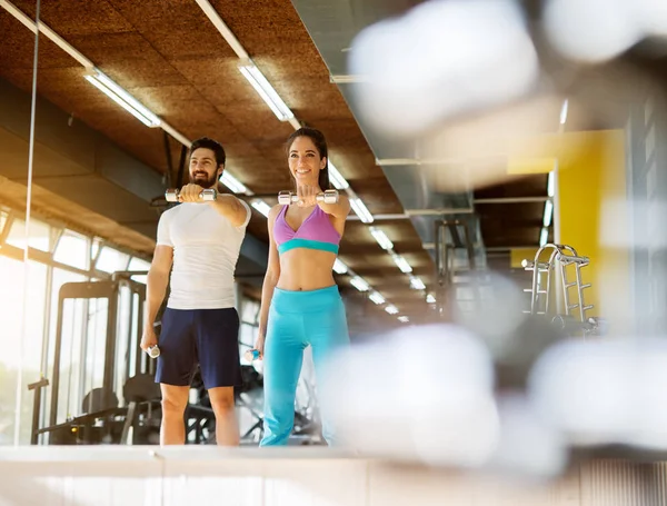 Junges Fröhliches Aktives Paar Trainiert Mit Kurzhanteln Fitnessstudio — Stockfoto