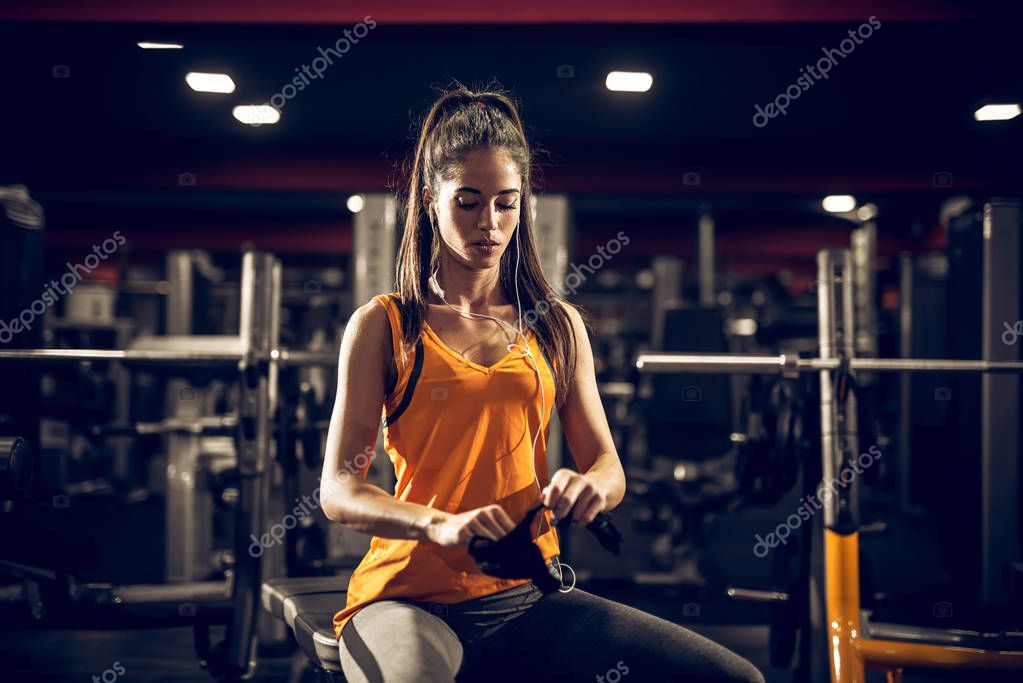 Fotos de Joven Mujer Deportiva Ropa Deportiva Sentado Banco Ponerse Guantes  Antes - Imagen de © dusanpetkovic #177194920