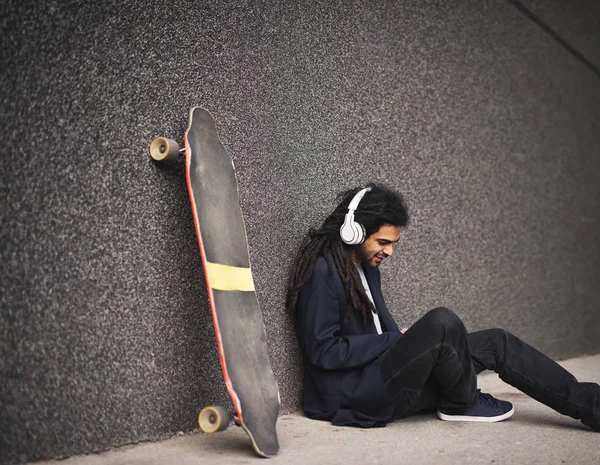 Junge Skater Mit Dreadlocks Hören Musik Über Kopfhörer Auf Der — Stockfoto