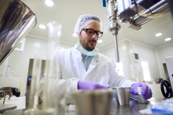 Scientifique Professionnel Masculin Laboratoire Avec Des Flacons Des Bouteilles Métal — Photo