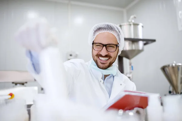 Cientista Feliz Profissional Segurando Prancheta Garrafa Branca Laboratório — Fotografia de Stock