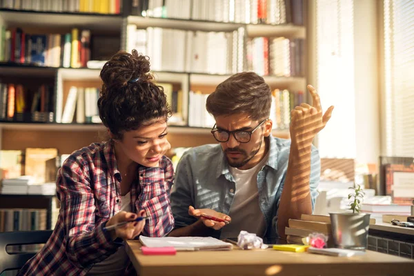 Jovem Casal Confuso Estudando Biblioteca Fazendo Lição Casa — Fotografia de Stock