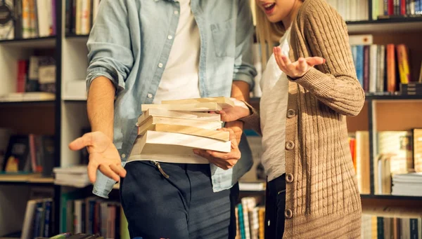 Νεαρό Ζευγάρι Φοιτητών Σπουδάζουν Βιβλιοθήκη Και Κρατώντας Σωρό Των Βιβλίων — Φωτογραφία Αρχείου