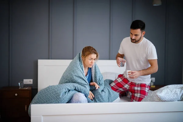 Mujer Joven Hermosa Enferma Sentada Cama Cubierta Con Manta Mientras — Foto de Stock