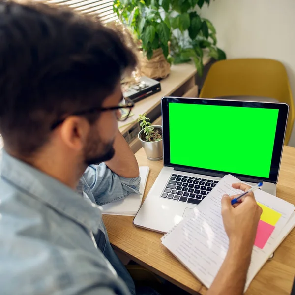 Jovem Estudante Trabalhador Usando Laptop Com Tela Verde Editável Branco — Fotografia de Stock