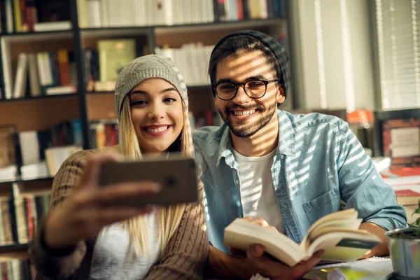 Pareja Jóvenes Estudiantes Felices Tomando Selfie Biblioteca — Foto de Stock