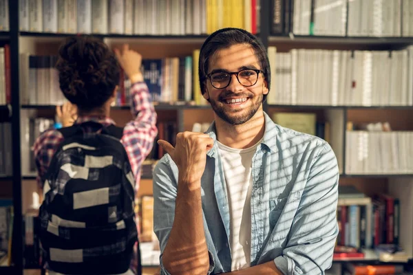 Conceito Educação Biblioteca Estudantes Jovem Feliz Biblioteca Frente Estudante Sexo — Fotografia de Stock