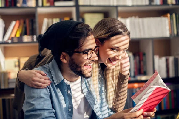 Concepto Educación Biblioteca Estudiantes Amor Trabajo Equipo Joven Pareja Feliz — Foto de Stock