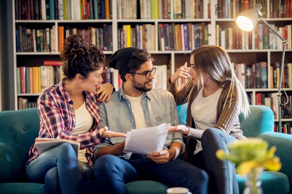 Concepto Educación Biblioteca Estudiantes Trabajo Equipo Tres Jóvenes Amigos Felices — Foto de Stock