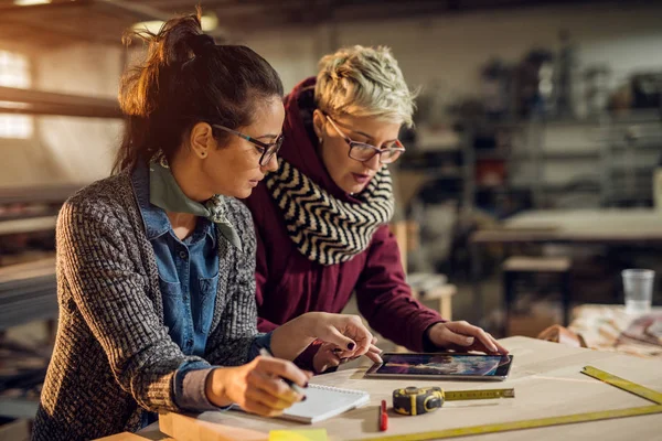 Duas Engenheiras Profissionais Trabalhando Juntas Oficina — Fotografia de Stock