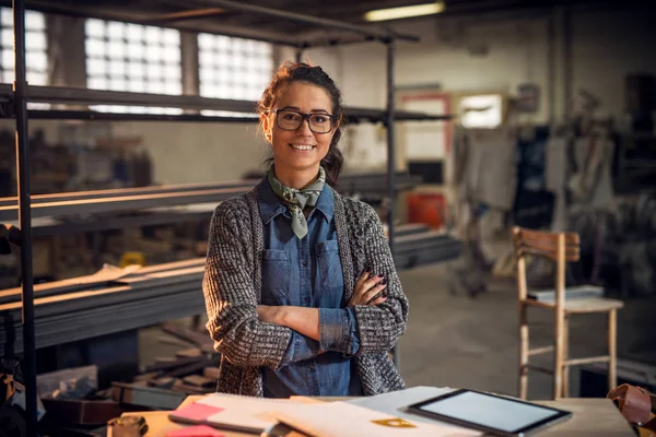 Sorridente Arquiteto Feminino Profissional Posando Com Notas Tablet Réguas Oficina — Fotografia de Stock