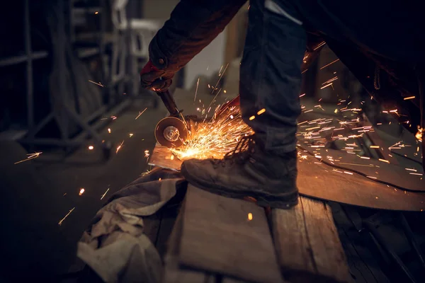 Saldatore Professionista Che Lavora Nell Officina Scura Scintille Luminose — Foto Stock