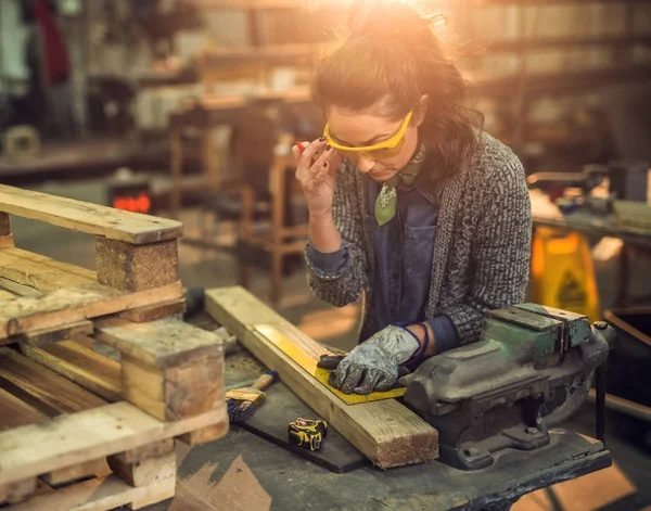 Carpintero Mujer Trabajadora Que Trabaja Con Regla Hacer Marcas Madera — Foto de Stock