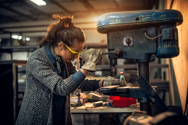 Professionele Vrouwelijke Timmerman Werken Met Elektrische Boor Werkplaats — Stockfoto