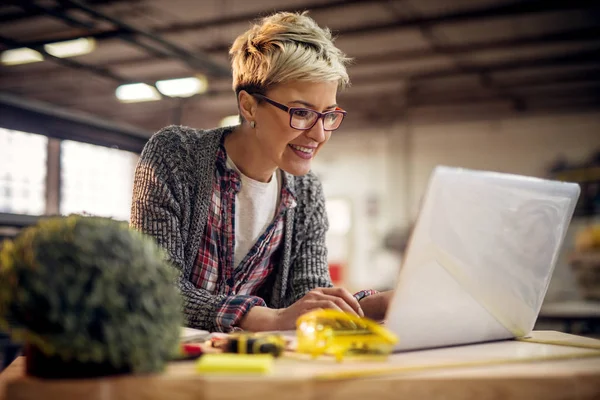 Engenheiro Feminino Profissional Trabalhando Duro Com Laptop Oficina — Fotografia de Stock