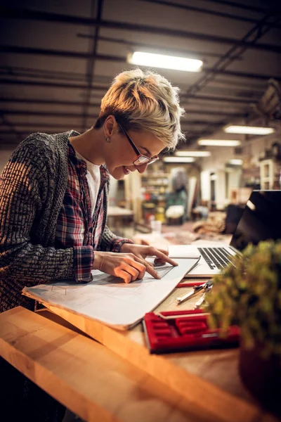 Hardwerkende Professionele Vrouwelijke Ingenieur Werken Met Laptop Blauwdruk Werkplaats — Stockfoto