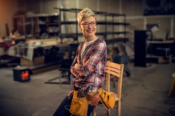 Portret Pracownik Młodych Kobiet Stolarki Narzędzia Oparci Krzesło Warsztacie — Zdjęcie stockowe