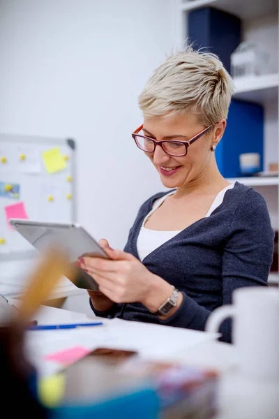 Glücklich Junge Schöne Frau Arbeitet Büro Mit Tablet — Stockfoto