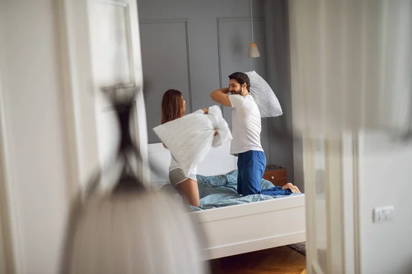 Mulher Bonita Pijama Homem Divertindo Quarto Lutando Com Travesseiros — Fotografia de Stock