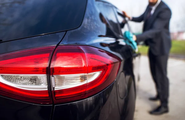 Stylish Jovem Adequar Carro Limpeza Com Pano Microfibra Para Estação — Fotografia de Stock