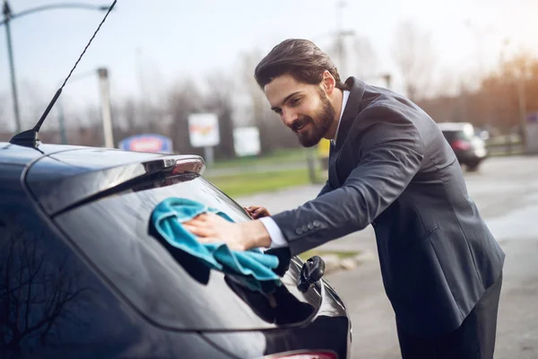 Bonito Elegante Jovem Barbudo Homem Terno Carro Limpeza Com Pano — Fotografia de Stock