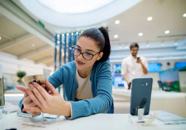 Jeune Femme Heureuse Dans Magasin Technologie Choisissant Nouveau Smartphone — Photo