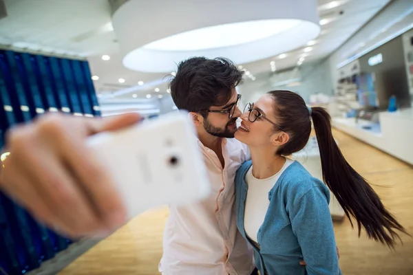 Romántico Amor Pareja Besos Tomando Selfie Tech Tienda — Foto de Stock