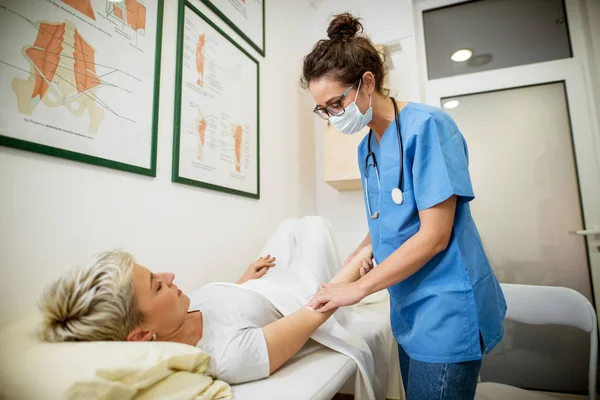 Jonge Vrouwelijke Arts Examencommissie Blonde Vrouw Moderne Kliniek — Stockfoto