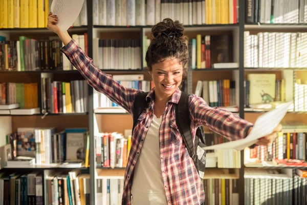 Jovem Estudante Feliz Segurando Notas Biblioteca — Fotografia de Stock