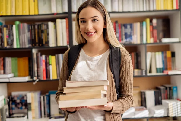 Retrato Atraente Estudante Feliz Segurando Pilha Livros Biblioteca — Fotografia de Stock