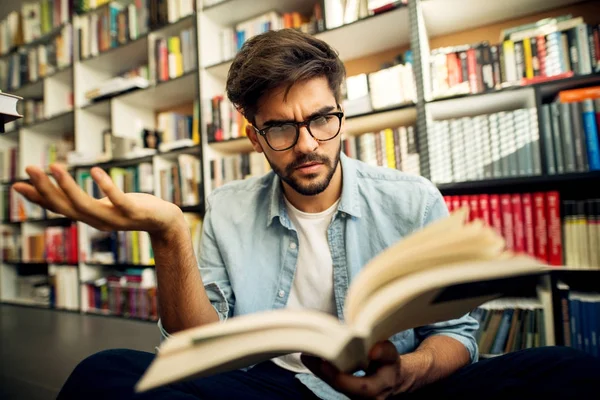 Retrato Jovem Estudante Pensativo Lendo Livro Biblioteca — Fotografia de Stock