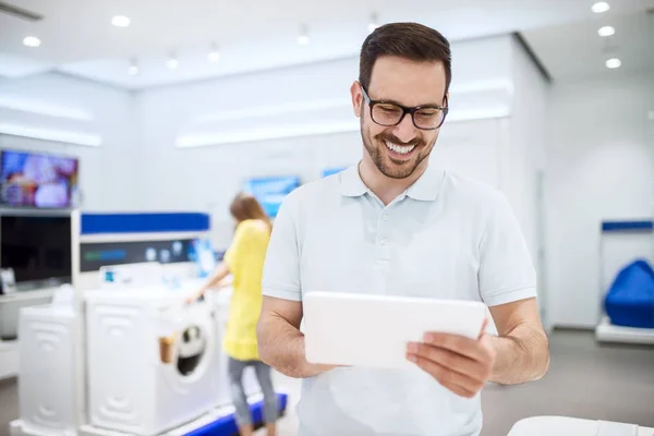 Usmíval Mladý Pohledný Muž Obchodě Elektronikou Volba Nový Počítač Tablet — Stock fotografie