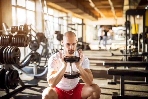 Fuerte Musculoso Hombre Ejercitando Con Dumbbell Gimnasio —  Fotos de Stock