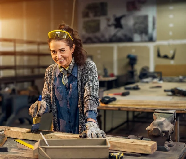 Trabalhador Carpinteiro Feminino Pintura Madeira Oficina — Fotografia de Stock