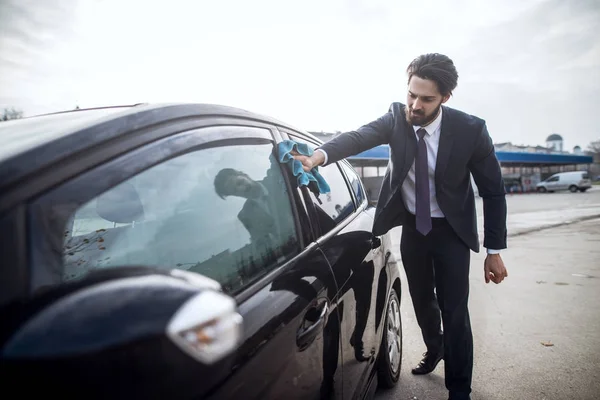 Bonito Elegante Jovem Barbudo Homem Terno Carro Limpeza Com Pano — Fotografia de Stock