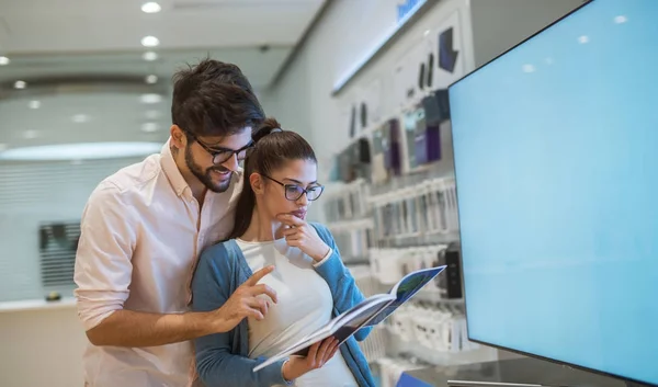 Feliz Jovem Casal Amor Escolher Nova Loja Tecnologia — Fotografia de Stock