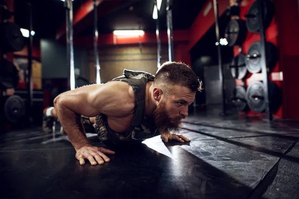 Ung Sportig Man Göra Push Ups Gym — Stockfoto