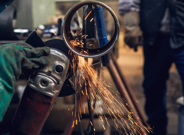 Operaio Professionista Tubo Metallico Taglio Uniforme Protettivo Con Smerigliatrice Elettrica — Foto Stock