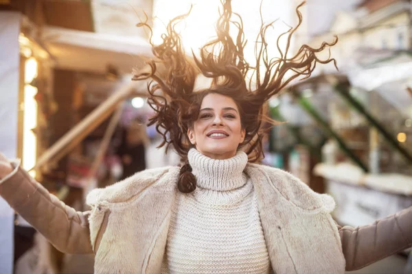 Glad Vacker Kvinna Vinterrock Med Flygande Hår — Stockfoto