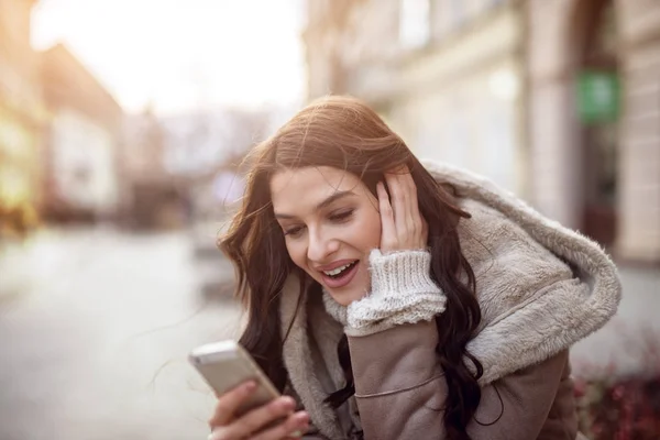 Wanita Cantik Bahagia Dalam Mantel Musim Dingin Menggunakan Smartphone Jalan — Stok Foto