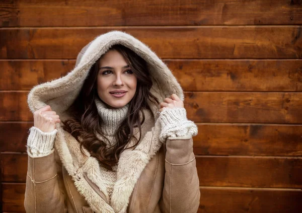 Mujer Hermosa Feliz Abrigo Invierno Contra Pared Madera — Foto de Stock