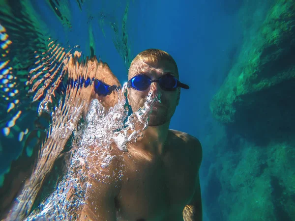 Podwodne Zdjęcia Młody Człowiek Basen Czyste Morze — Zdjęcie stockowe