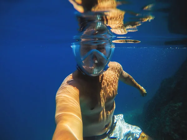 Junger Mann Schwimmt Unter Wasser Und Macht Selfie Mit Selfiestick — Stockfoto