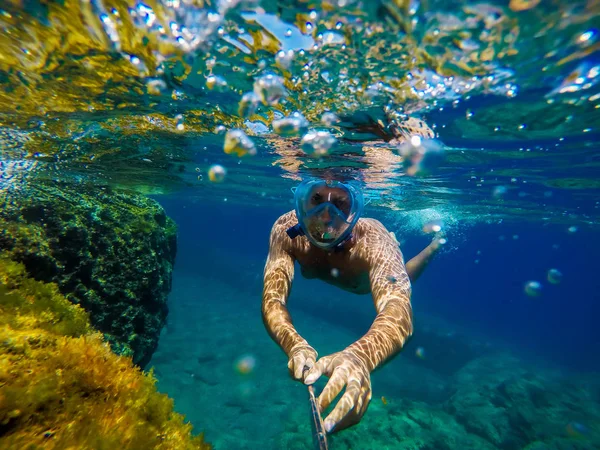 Young Man Swimming Underwater Taking Selfie Selfiestick — Stock Photo, Image