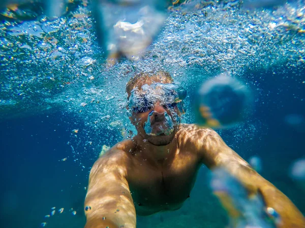 Fiatal Férfi Úszás Kristálytiszta Tenger Víz Alatti Fénykép — Stock Fotó